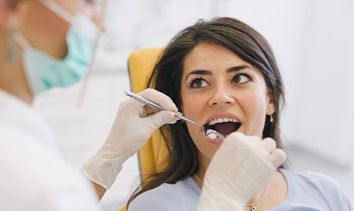 Dentist removing wisdom tooth